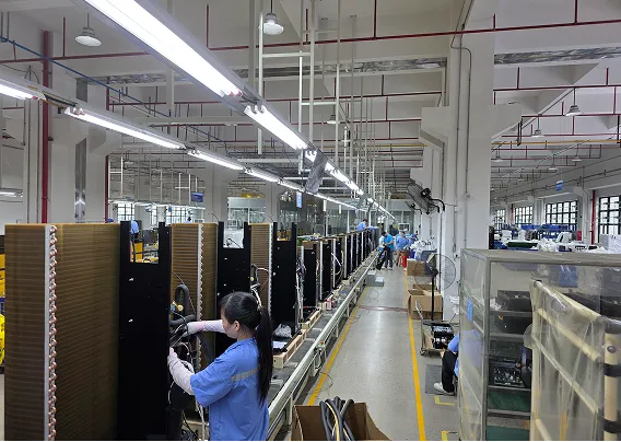 Eine Produktionshalle, in der gerade Wärmepumpen für die Waermequelle GmbH produziert werden.