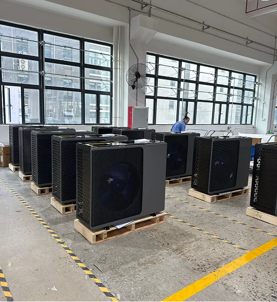 Viele Wärmepumpen der Firma Waermequelle GmbH fertig auf Paletten in einer Produktionshalle stehend.