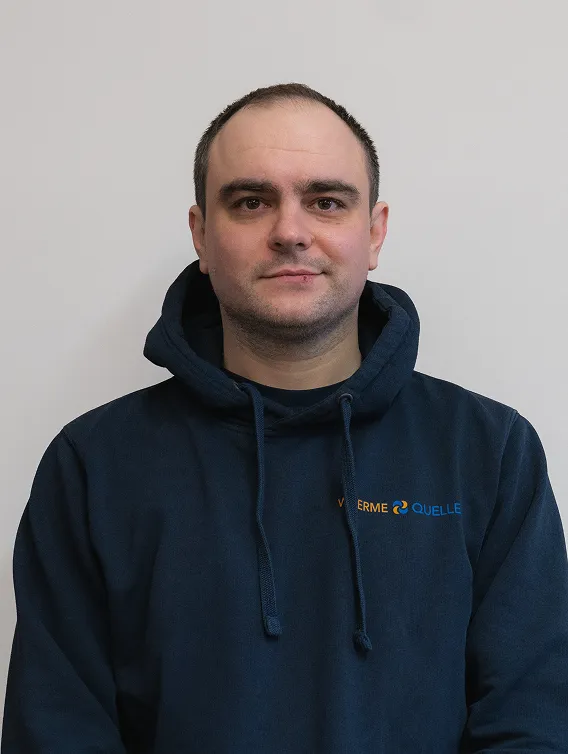 Porträt eines Mitarbeiters der Waermequelle GmbH mit dunkelblauer Jacke mit Waermequelle Logo.