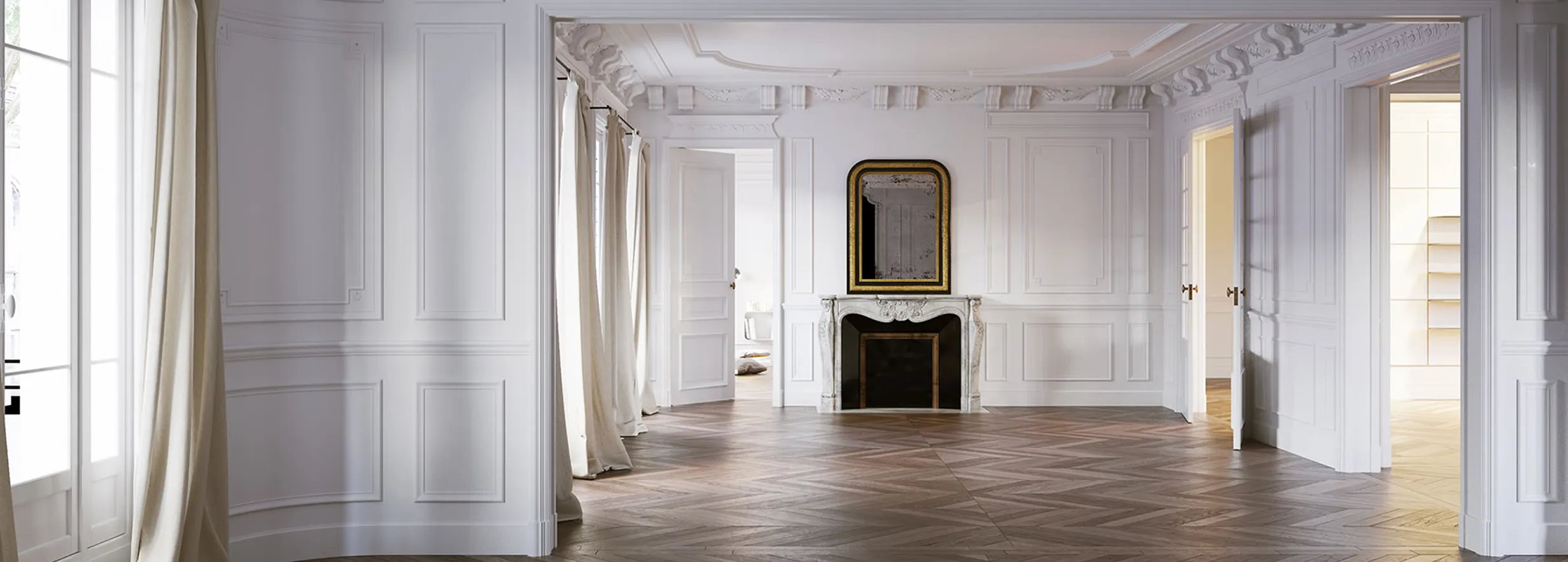 Ein Raum in einem hellen Altbauhaus mit weißen Stuckwänden.